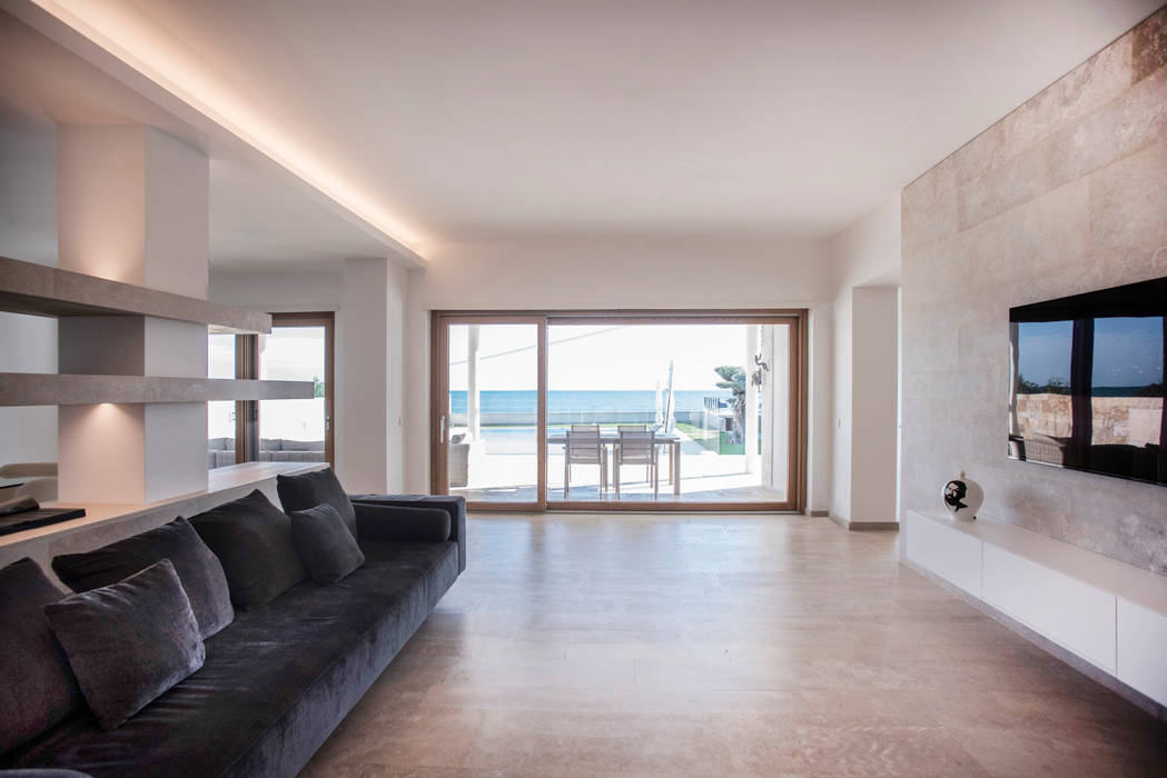 Villa P+A, Sebastiano Canzano Architects Sebastiano Canzano Architects Soggiorno minimalista sea view | wood travertine | pool