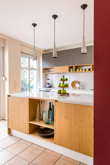 Küche in Berlin, CONSCIOUS DESIGN - Interiors by Nicoletta Zarattini CONSCIOUS DESIGN - Interiors by Nicoletta Zarattini Built-in kitchens Wood Wood effect