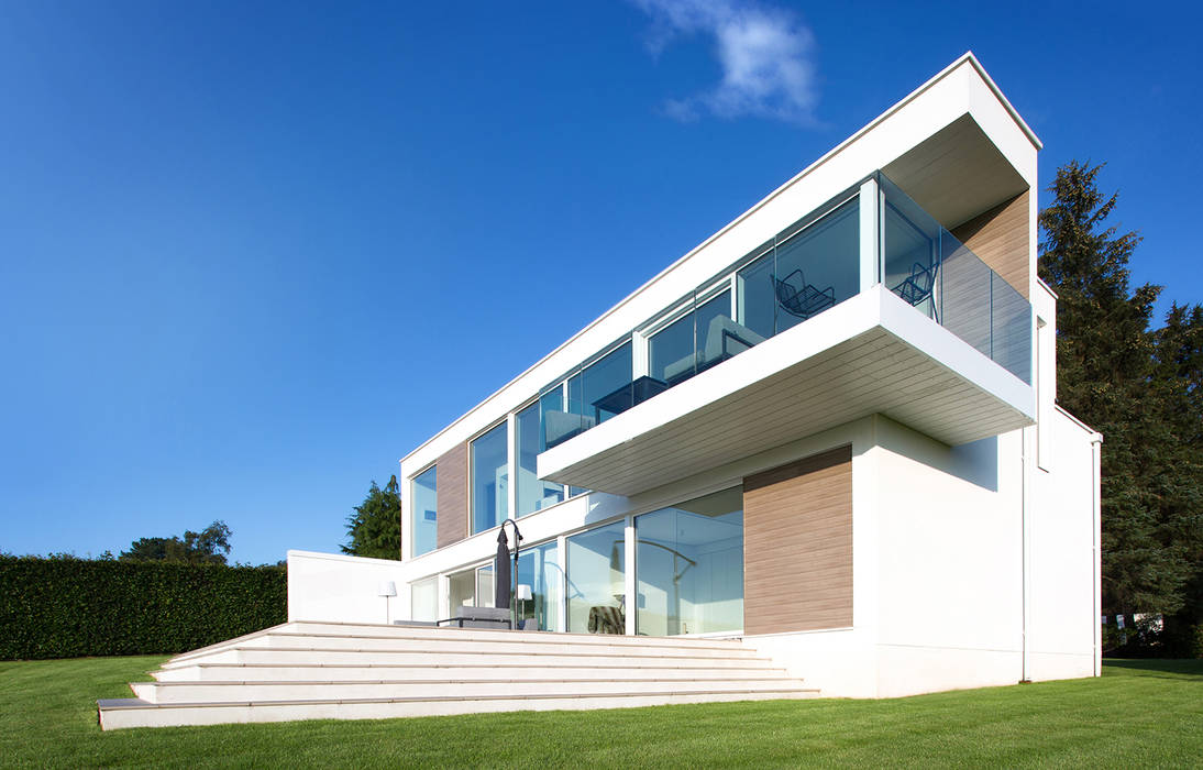 A Huge Minimalist House in Stirlingshire, Ewan Cameron Architects Ewan Cameron Architects Rumah Minimalis