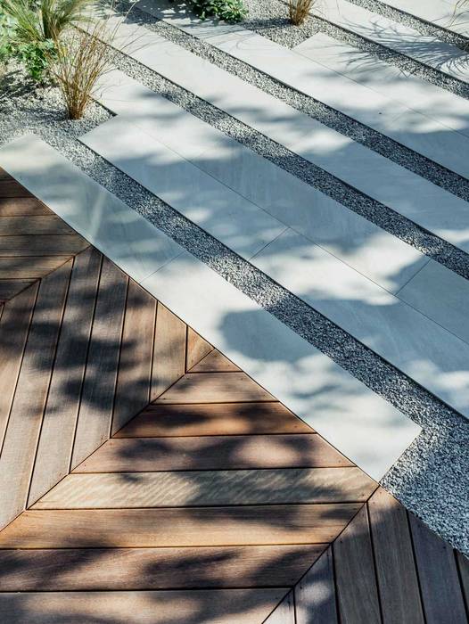 Timber deck interface to natural stone paving GRDN Landscape + Garden Design Moderner Garten Timber deck, Natural Stone, Plank Paving, Gravel