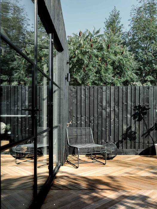 Seating Space GRDN Landscape + Garden Design モダンな庭 Timber deck , Garden Deisgn, Planting, Fencing