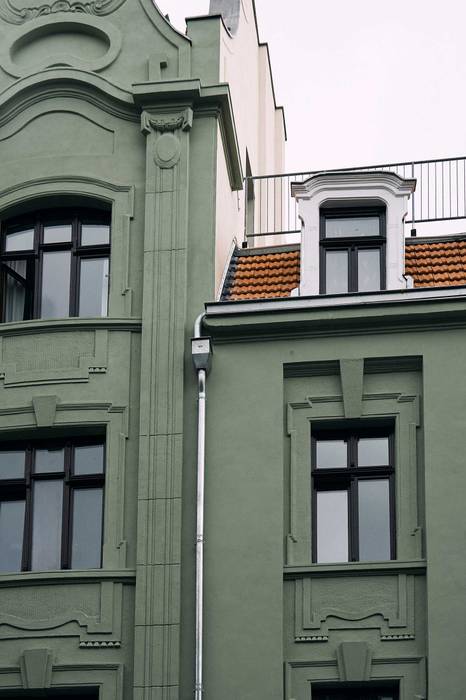 NEUBAU EINES ZWEI GESCHOSSIGEN MANSARDENDACHES & DENKMALGERECHTE FASSADENSANIERUNG, sopha Fietzek von Dreusche Partnerschaft GmbB sopha Fietzek von Dreusche Partnerschaft GmbB Mehrfamilienhaus