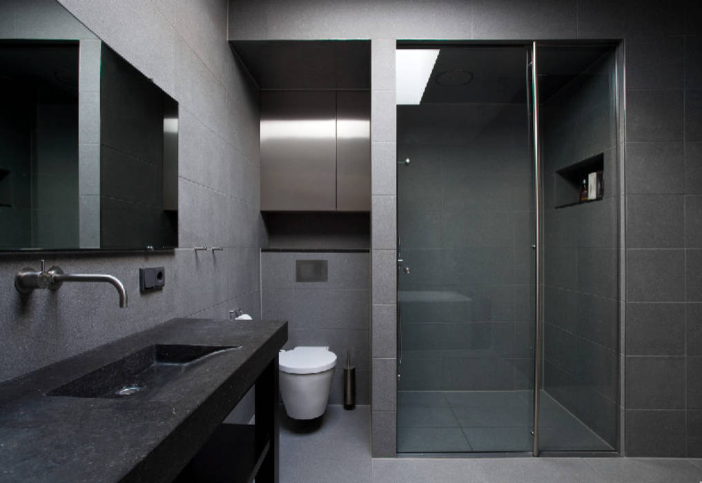 badkamerverbouwing, ontwerpburo rob guillonard ontwerpburo rob guillonard Minimalist bathroom Tiles