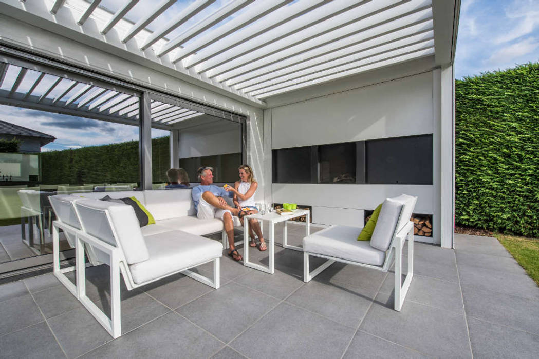 Unter dem Lamellendach: flexibler Sonnenschutz für draußen, SPA Deluxe GmbH - Whirlpools in Senden SPA Deluxe GmbH - Whirlpools in Senden Modern balcony, veranda & terrace