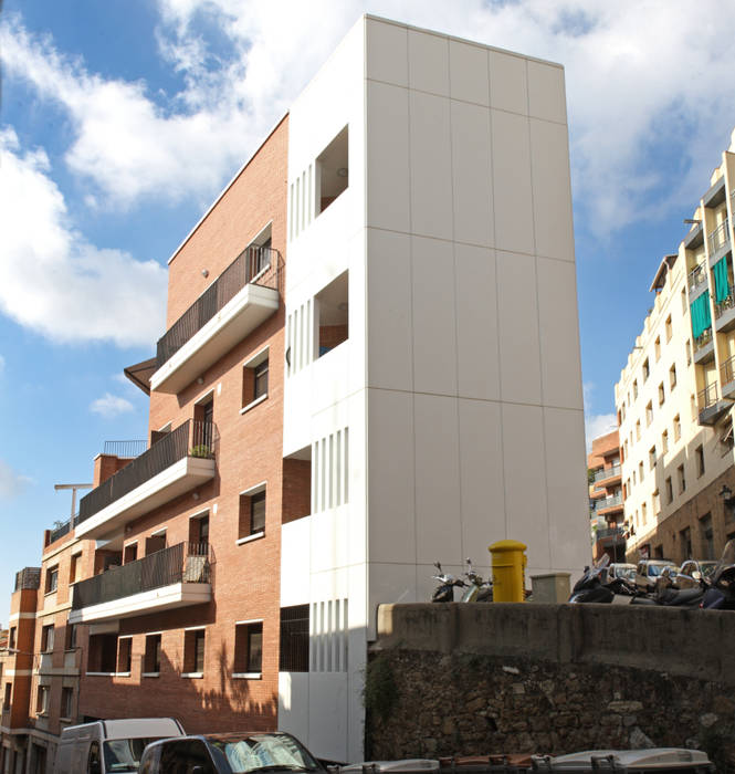 Construcción de edificio de viviendas de obra nueva, Xmas Arquitectura e Interiorismo para reformas y nueva construcción en Barcelona Xmas Arquitectura e Interiorismo para reformas y nueva construcción en Barcelona Dom wielorodzinny Beton