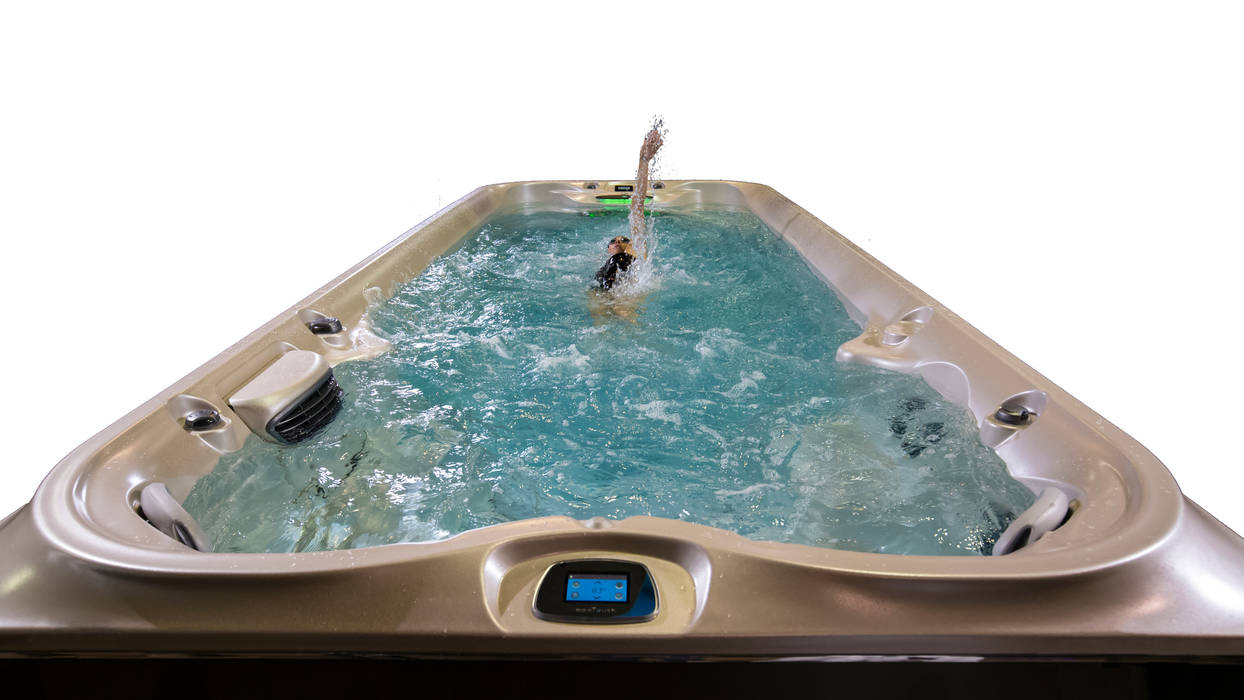 Jacuzzi® SwimSpa la piscina ideale per il nuoto controcorrente e non solo! homify Giardino con piscina