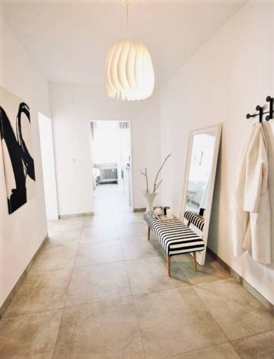 Flurbereich zum Ankommen Münchner home staging AGENTUR GESCHKA Modern Corridor, Hallway and Staircase flur, schwarz-weiß, homestaging München