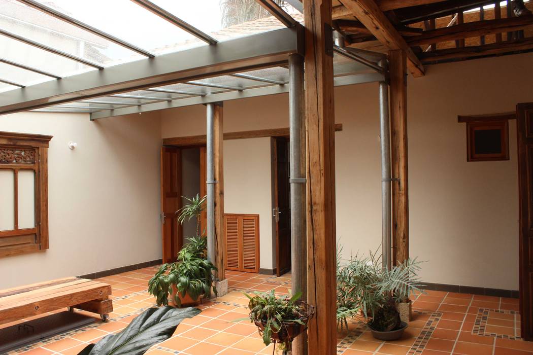 Patio Principal ENSAMBLE de Arquitectura Integral Jardines de estilo minimalista Construcción, Restauración, remodelación, eficiencia económica, arquitectura sostenible, estudio de arquitectos bogota, multifamiliar, vivienda