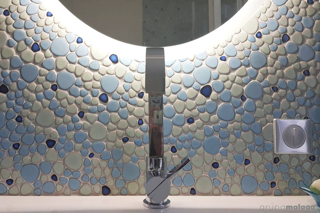 Łazienka - autorska mozaika nad umywalką GRUPA MALAGA Klasyczna łazienka moziaka, umywalka, aranżacja łazienki, bateria umywalkowa, lustro