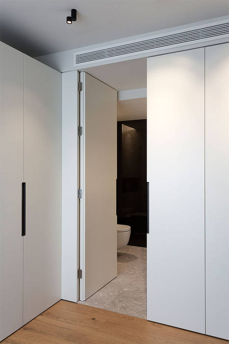 Entrada al baño integrado en el dormitorio juvenil MANUEL GARCÍA ASOCIADOS Baños de estilo moderno