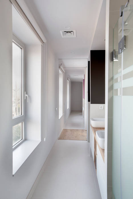 CASA EN SANT CUGAT, CABRÉ I DÍAZ ARQUITECTES CABRÉ I DÍAZ ARQUITECTES Minimalist style bathroom Bathtubs & showers