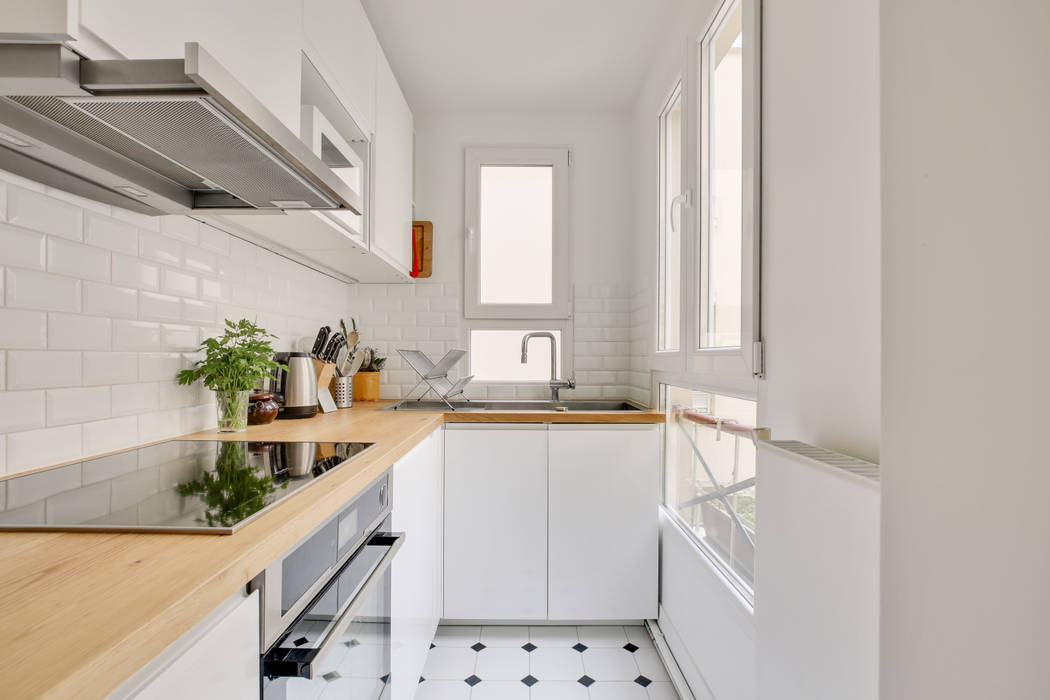 Duplex dans le quartier des Batignolles à Paris 17ème arrondissement, Agence KP Agence KP Small kitchens Ceramic White