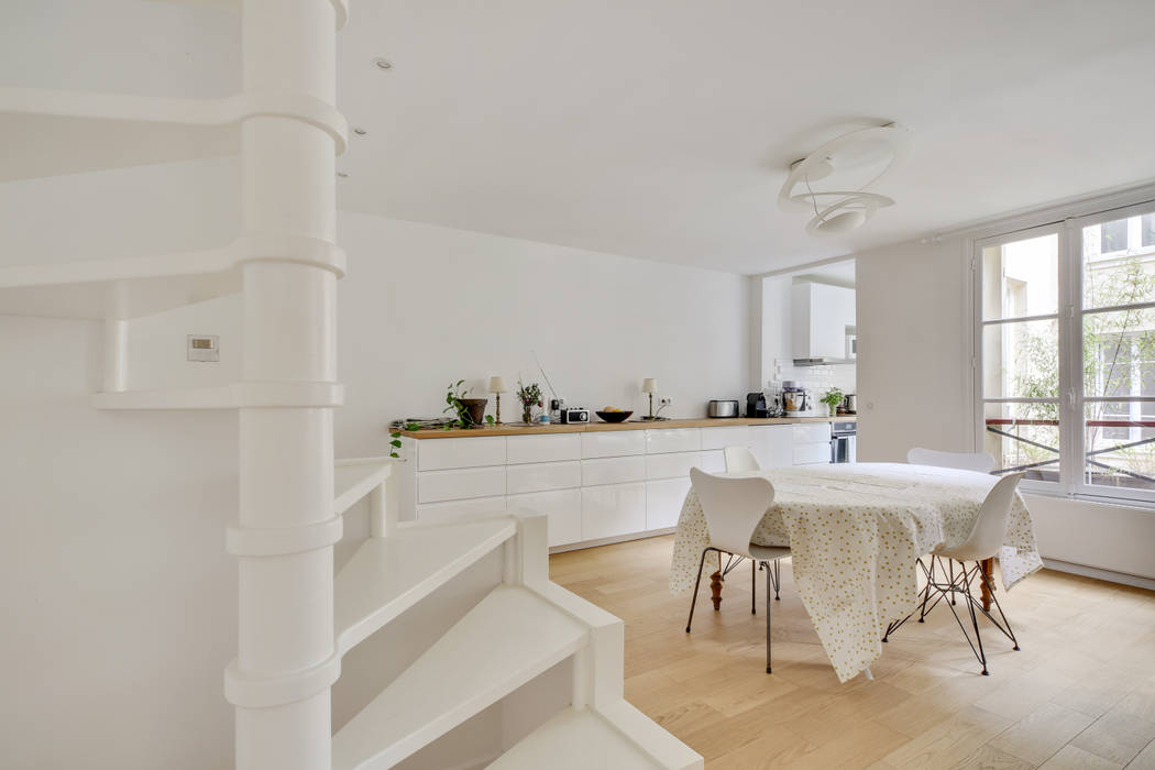 Duplex dans le quartier des Batignolles à Paris 17ème arrondissement, Agence Karine Perez Agence Karine Perez Comedores de estilo moderno Madera Acabado en madera