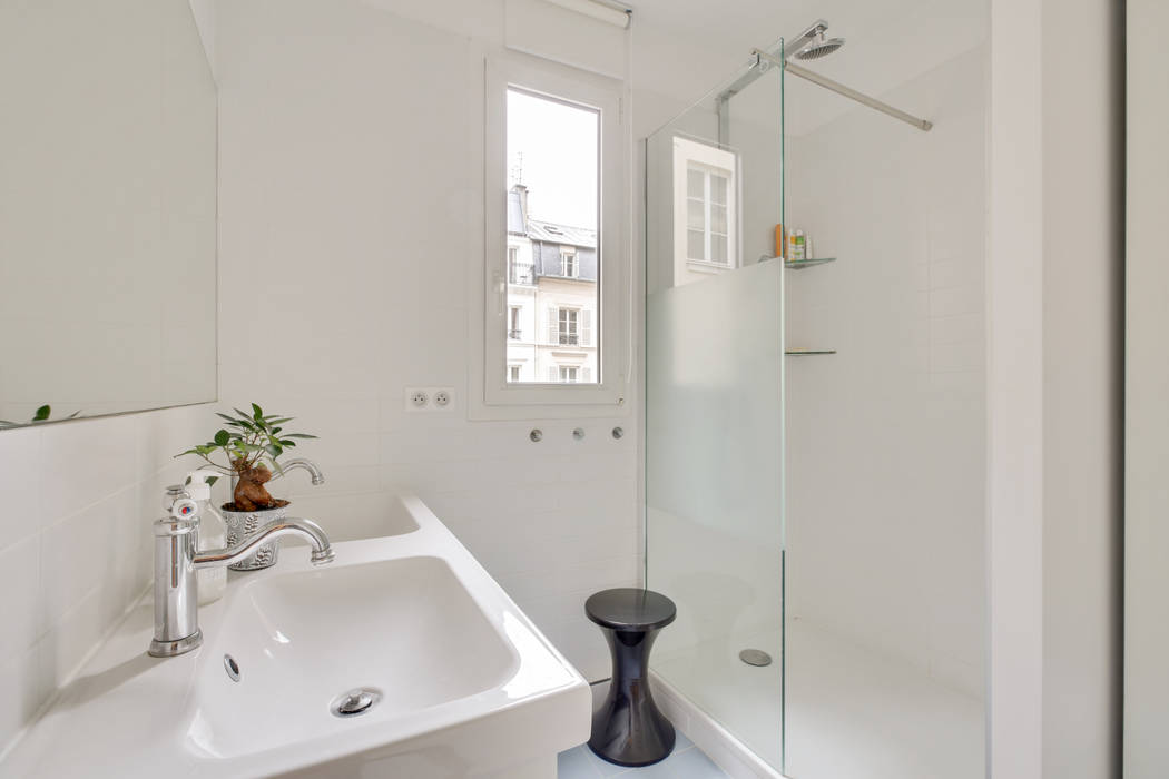 Duplex dans le quartier des Batignolles à Paris 17ème arrondissement, Agence Karine Perez Agence Karine Perez Modern Bathroom Glass