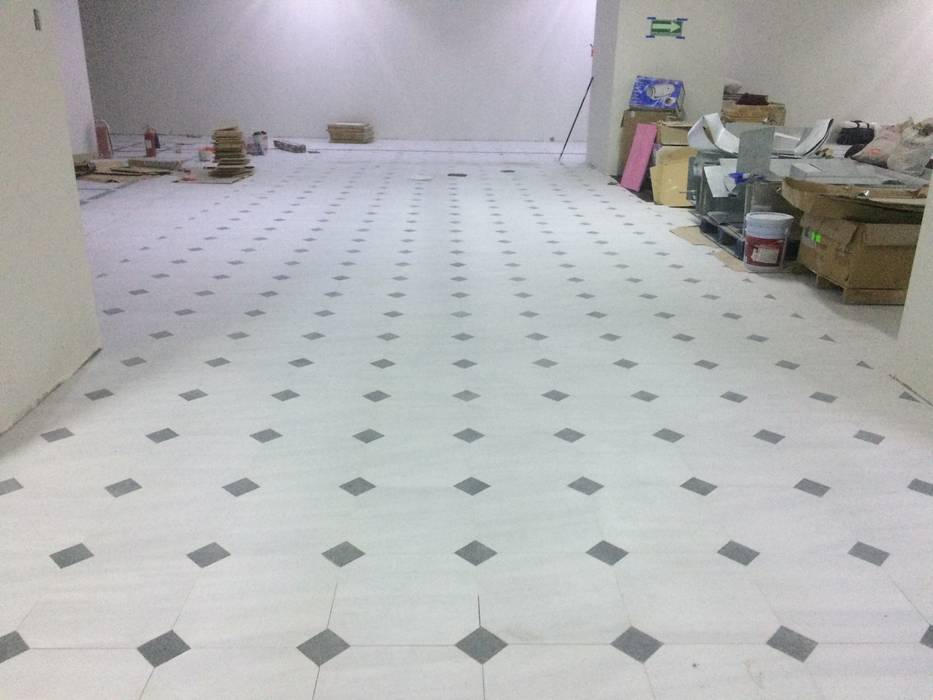 Colocación de porcelanato en piso, GRUPO UNIVERSE GRUPO UNIVERSE Floors Ceramic