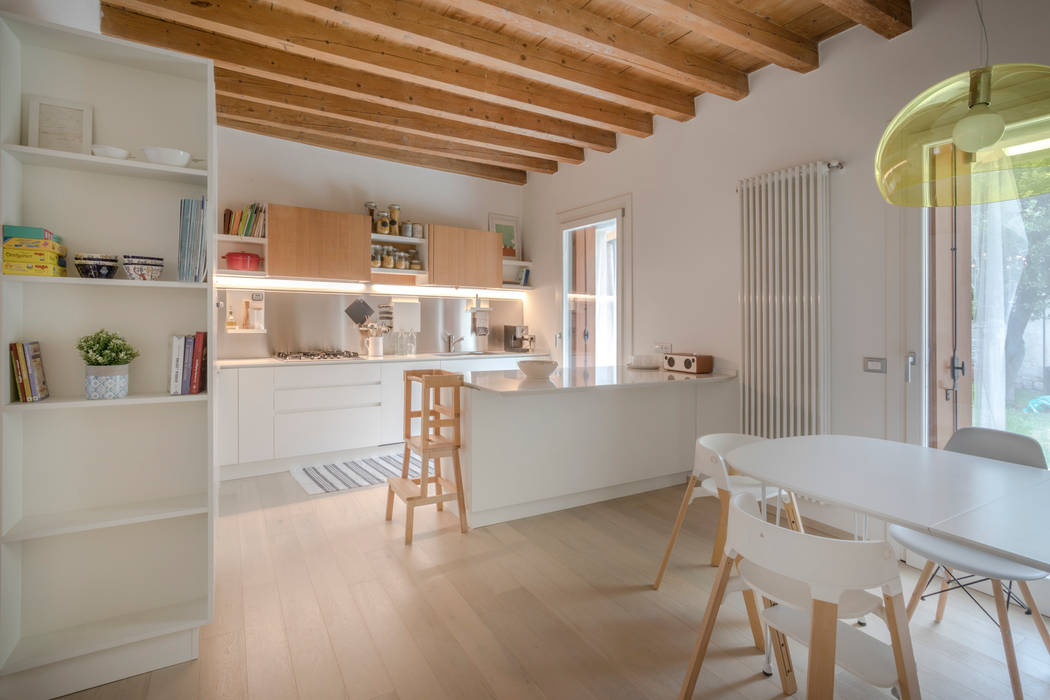 La sala da pranzo con cucina e isola Studio Dalla Vecchia Architetti Sala da pranzo moderna Legno Effetto legno cucina, isola, cucina con isola, cucina bianca, bianco, legno, cucina legno, sala da pranzo, acciaio