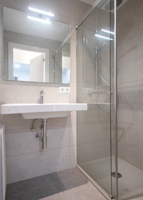 Diseño de baño Grupo Inventia Baños de estilo moderno Azulejos baño,cuarto de baño,lavabo,inodoro,azulejos,reforma baño