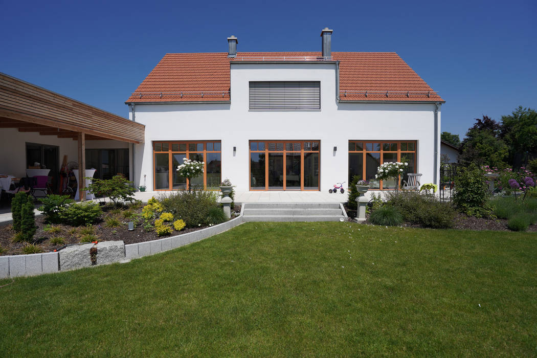 Großzügiges Einfamilienhaus mit Holzakzenten, AIMZ Irl Zeininger Architekten PartmbB AIMZ Irl Zeininger Architekten PartmbB Podwórko