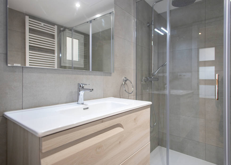 Baño renovado Grupo Inventia Baños de estilo moderno Azulejos baño, reforma de baño,diseño de baño,cuarto de baño, azulejos, acabado en madera,