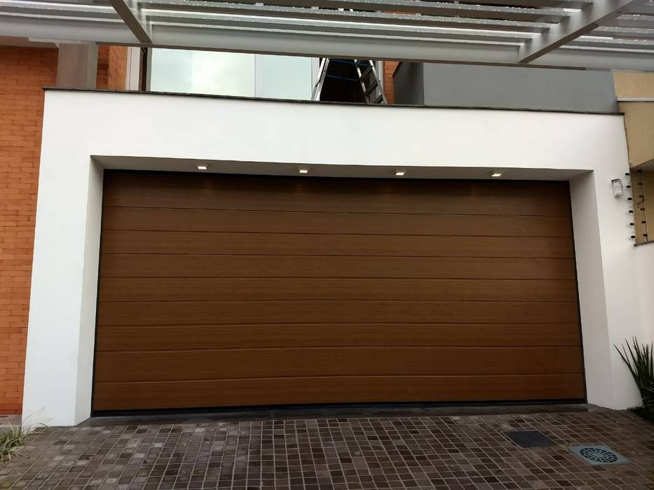 Portão residencial amadeirado Cattani Portões Portas de garagem Ferro/Aço Efeito de madeira