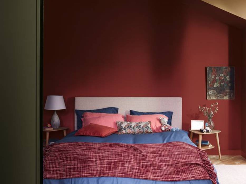 A soothing bedroom with the Dulux Colour of the Year 2019 Dulux UK Dormitorios modernos: Ideas, imágenes y decoración dulux, spiced honey, colour of the year, 2019, bedroom paint, bedroom colour, burgundy, red