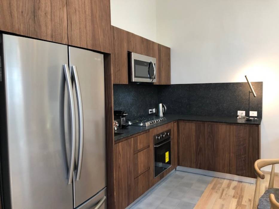 Cocina MOKALI Carpintería Residencial Cocinas de estilo moderno Madera Acabado en madera Almacenamiento y despensa