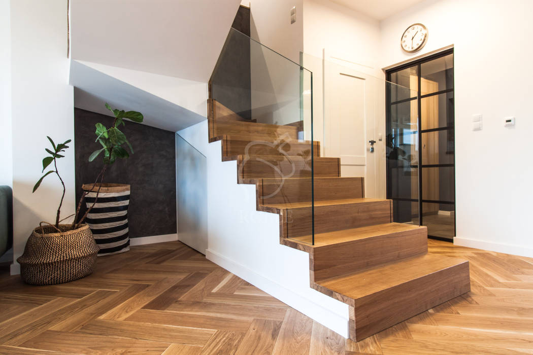 Schody drewniane na beton ze szkłem Roble Minimalistyczny salon schody, schody drewniane, schody dywanowe, schody na beton, szklana balustrada