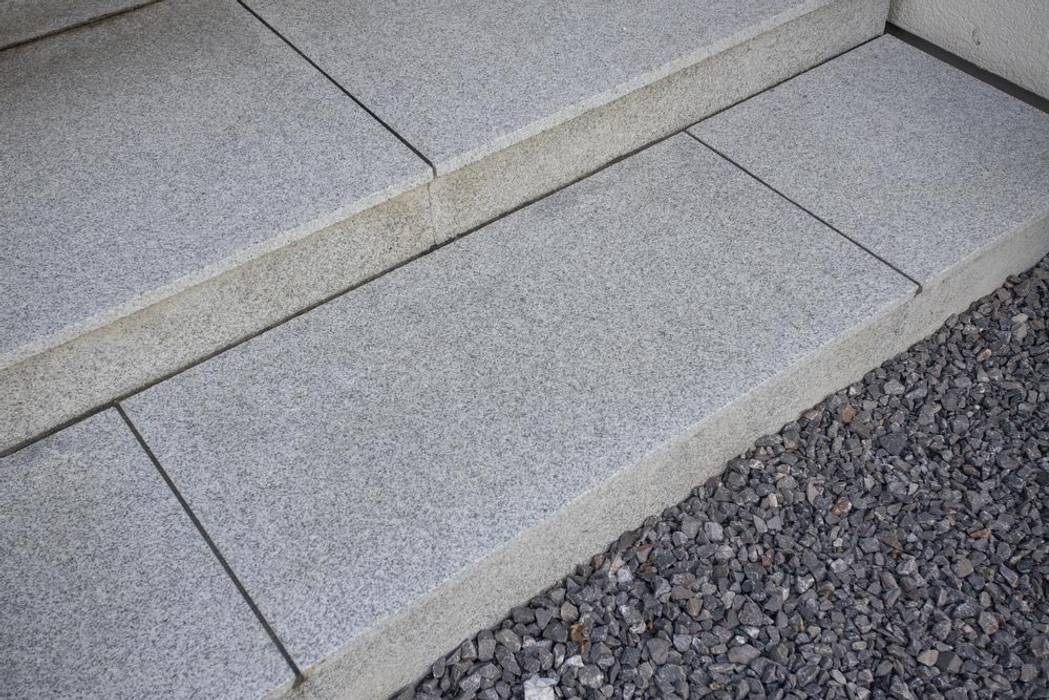 Silver grey granite paving patio: modern by Stone Paving Direct Ltd, Modern granite paving