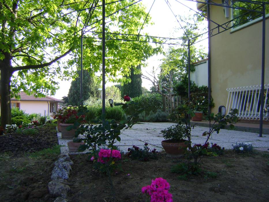 Realizzazione di un Patio con Muretto di Sostegno Ecologico e Gazebo, Arch. Sara Pizzo – Studio 1881 Arch. Sara Pizzo – Studio 1881 Jardins de fachada