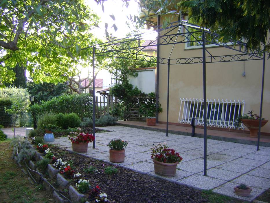 Realizzazione di un Patio con Muretto di Sostegno Ecologico e Gazebo, Arch. Sara Pizzo – Studio 1881 Arch. Sara Pizzo – Studio 1881 Front yard