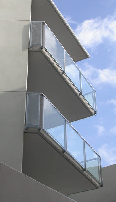 Vivienda Plurifamiliar en Parets, MOSERMURARQUITECTURA S.L.P. MOSERMURARQUITECTURA S.L.P. Balcones y terrazas de estilo moderno gran voladizo, barandilla de vidrio,