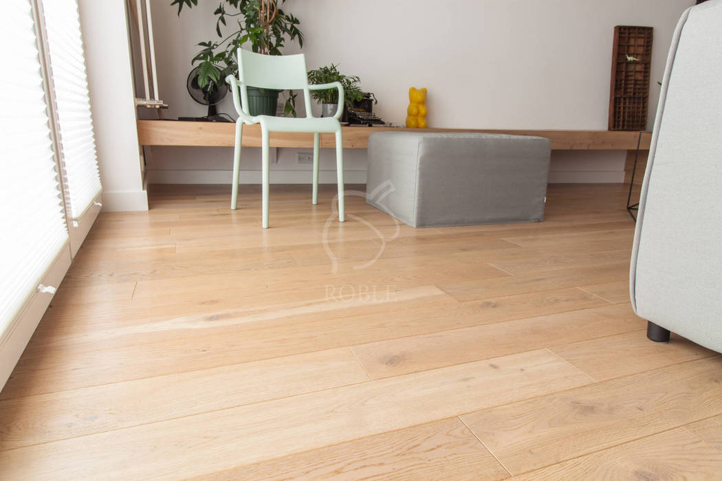 Nowoczesne mieszkanie w drewnie bielonym, Roble Roble Floors