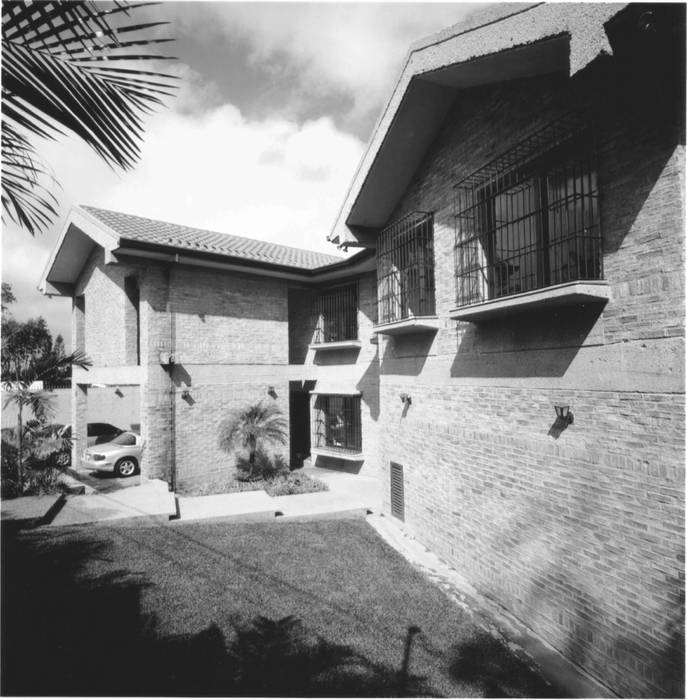 CASA HOLLANDER , OMAR SEIJAS, ARQUITECTO OMAR SEIJAS, ARQUITECTO Müstakil ev