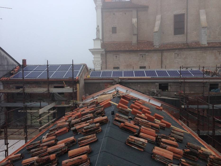 Manto di copertura e pannelli fotovoltaici per la produzione energia elettrica Studio di Architettura Massimiliano Furini Tetto a falde Laterizio