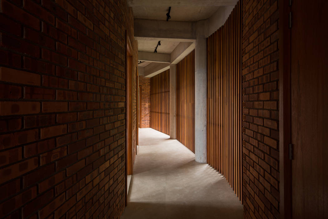 Walkway MJ Kanny Architect Tropical corridor, hallway & stairs timber trellis, brickwall
