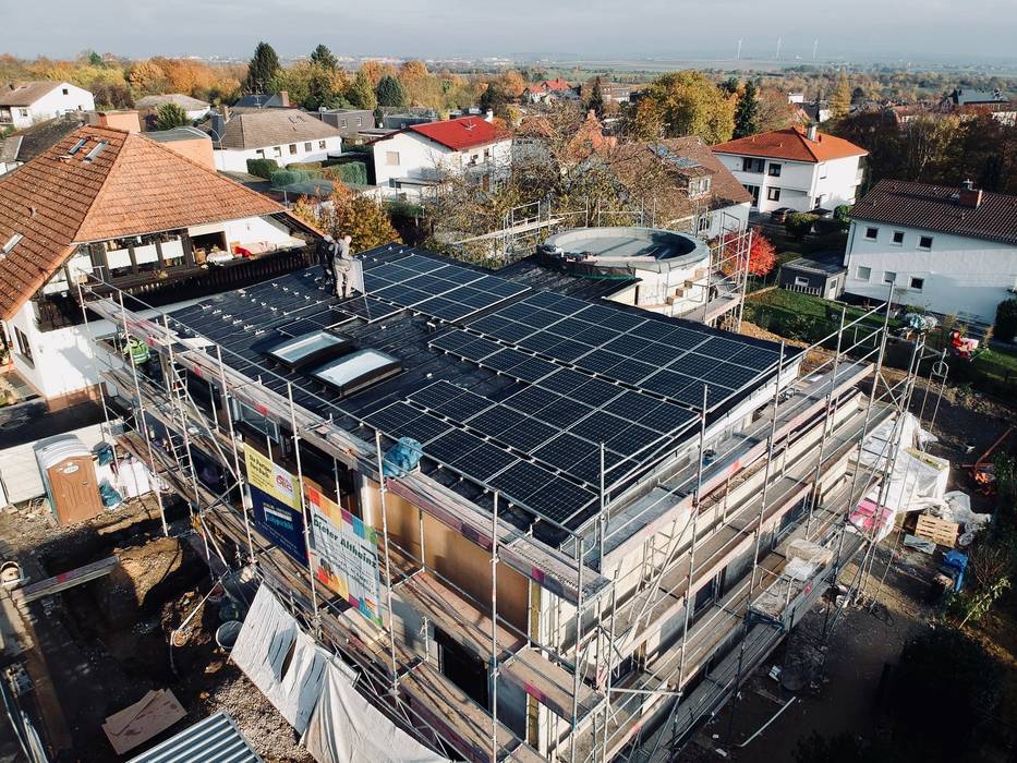 Aluminium Doppelstehfalzdach mit Photovoltaikanlage a+ architektur und design Pultdach Aluminium/Zink PV Aluminium Dachflächenfenster