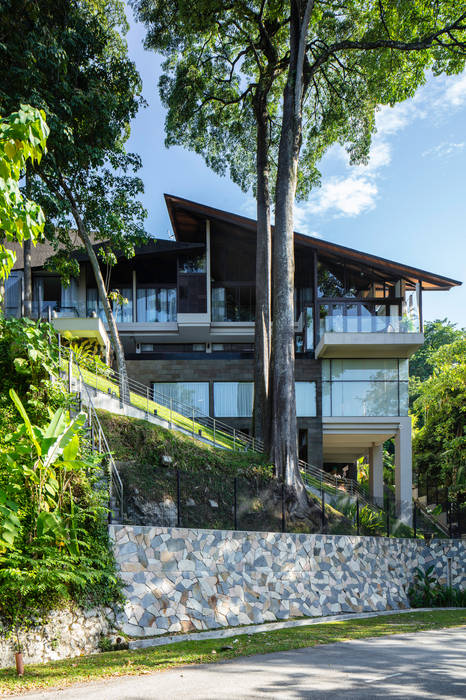 view of the house from the street below MJ Kanny Architect Tropical style houses