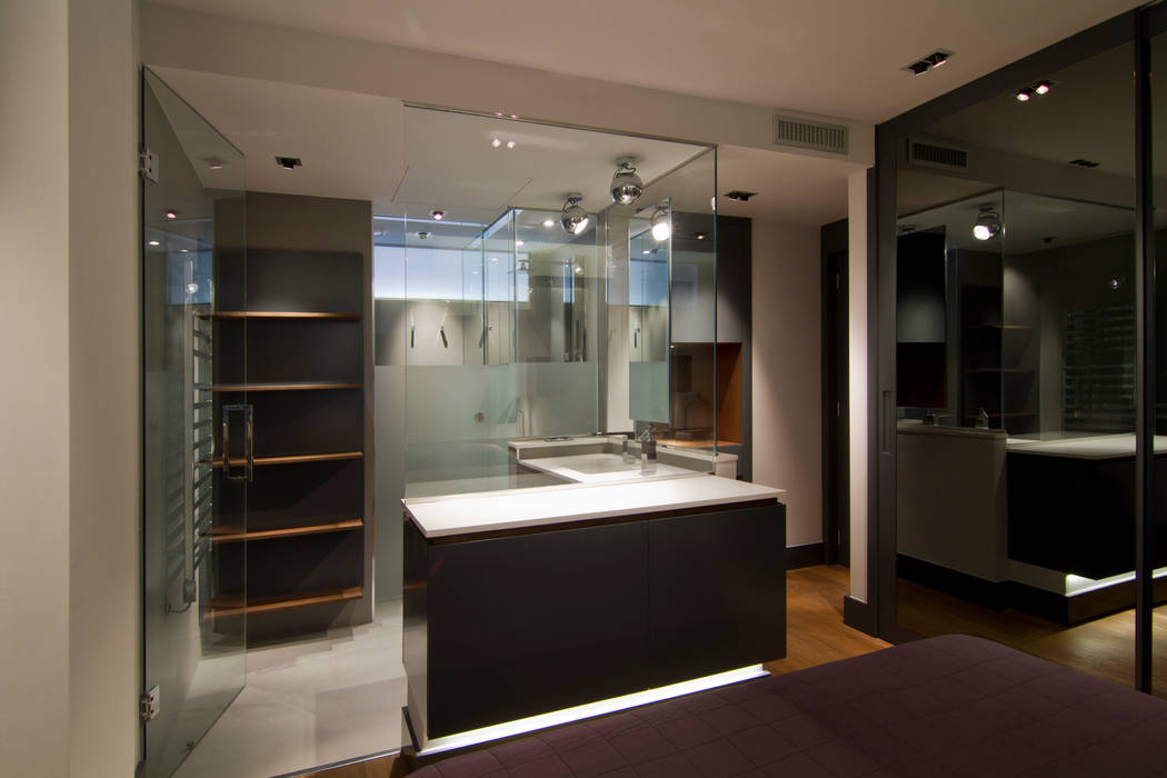 Baño en un cubo de vidrio MANUEL TORRES DESIGN Baños de estilo ecléctico vivienda, sagrada familia, eixample, barcelona, interiorismo, diseño, residencial, arquitectura, blanco, baño, madera, gris, lavamanos, ducha, vidrio, aseo