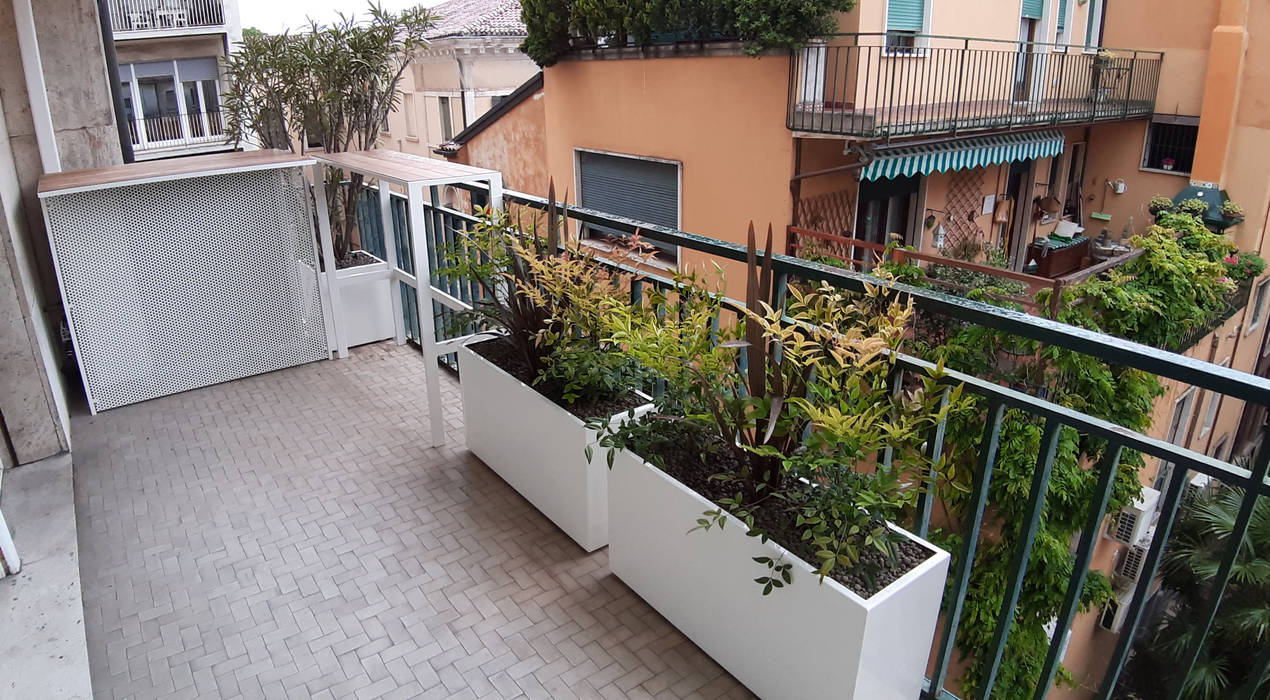 Progettazione e realizzazione terrazza con fioriere su misura, Mattia Boldrin Garden Design Mattia Boldrin Garden Design Balcones y terrazas modernos