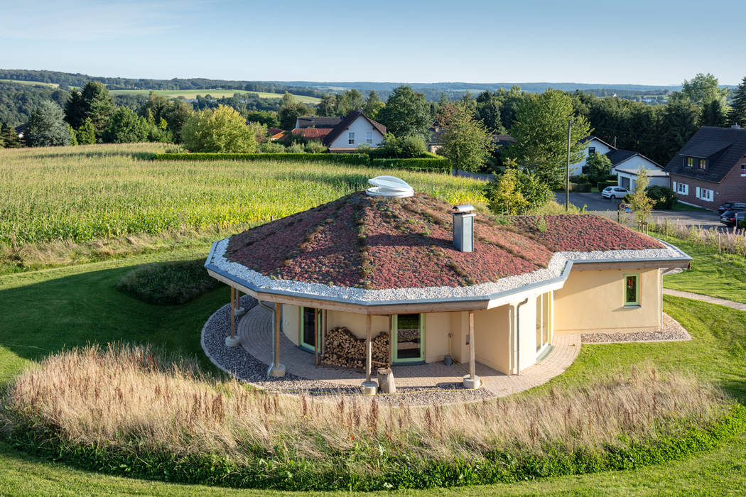 Naturheilpraxis mit Gründach Shaktihaus Gewerbeflächen Holz Holznachbildung Strohballenhaus, Bauen mit Strohballen, Ecohaus, nachhaltig Bauen, gesund Wohnen, Naturhaus, Holzhaus, Energiesparhaus, Permakultur, Gründach,Praxen