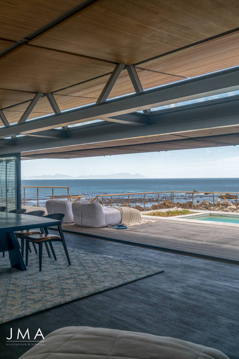 Beachside Retreat - Outdoor Living and sea views Jenny Mills Architects Pool