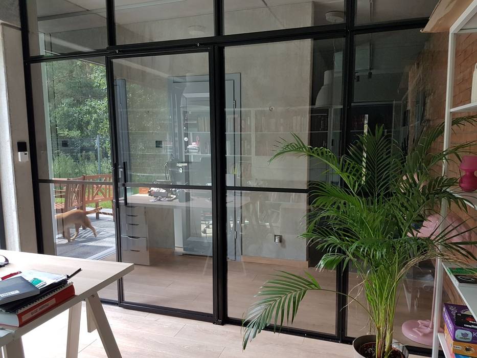 Crittall-Style Sliding doors and screen. Urban Steel Designs 門 金屬