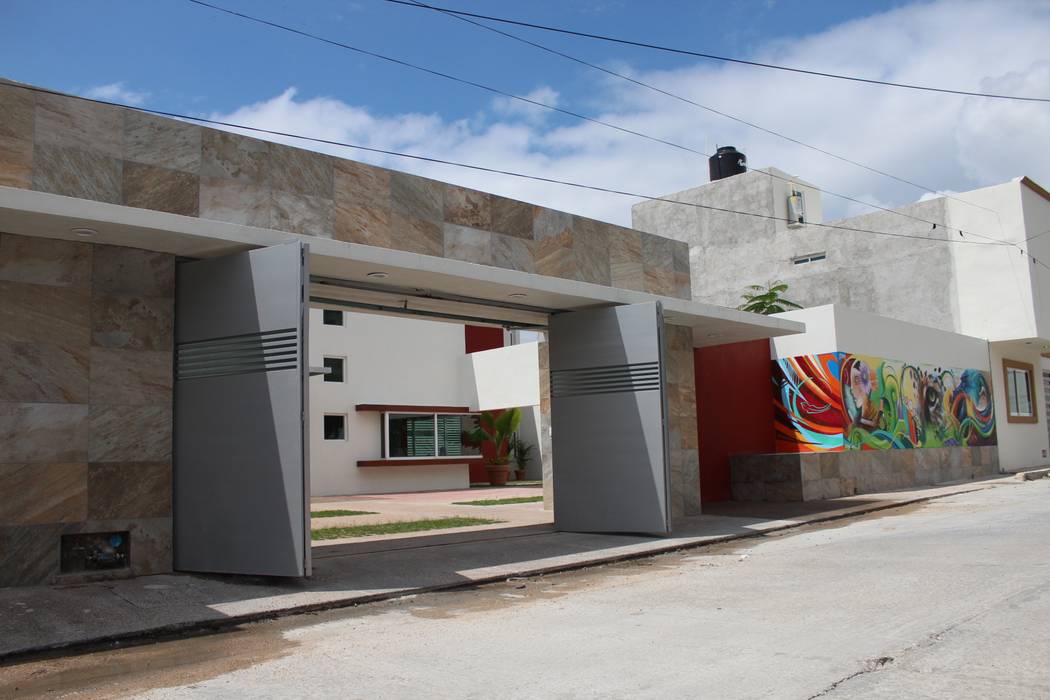 fachada principal LINEA+PLANO, CONSTRUCCIONES S.A. DE C.V. Casas de estilo minimalista Azulejos