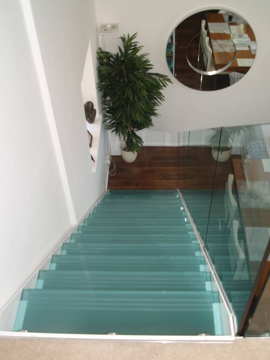 Glass staircase to wine cellar Ion Glass Salas de jantar modernas Vidro glass staircase