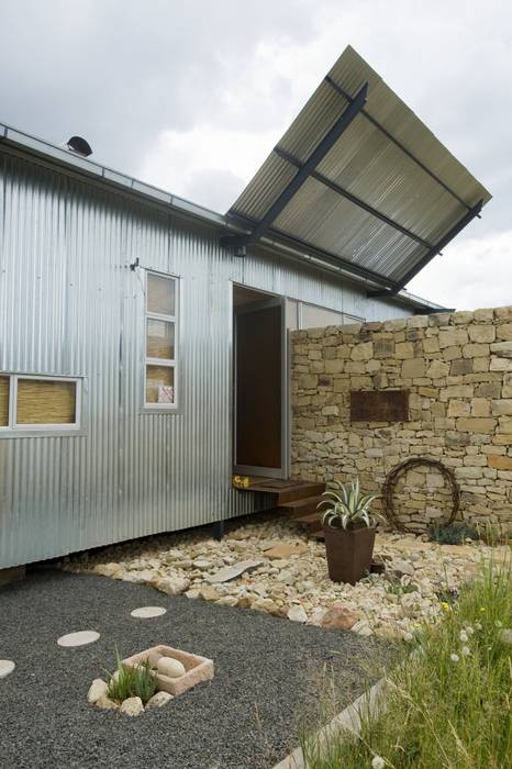 Off-grid home in the countryside LEAF Architects Prefabricated home Iron/Steel