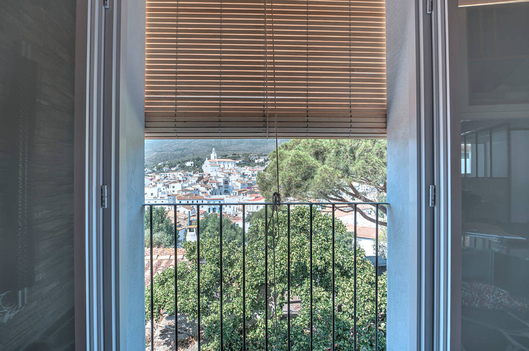 ventana con vistas a la bahía David Rius Serra Puertas y ventanas de estilo mediterráneo