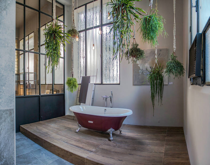 zona de relax con bañera exenta David Rius Serra Baños de estilo industrial baño bañera tarima madera ceramica planta colgada vegetacion