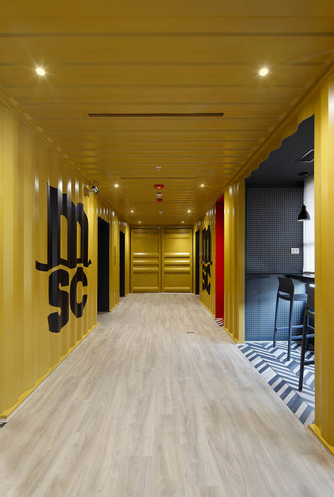 Hall de entrada hacia el espacio de coworking Alexandra Keller, diseño de Interiores Espacios comerciales Metal Oficinas y Tiendas