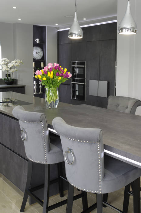 Concrete Graphite kitchen with secret doors, island and connected breakfast bar PTC Kitchens ห้องครัว BORA,luxurykitchen,designerkitchen,kitchendesign,kitchendesigner,greykitchen,luxurydesign,luxuryhome,ptckitchens,breakfastbar