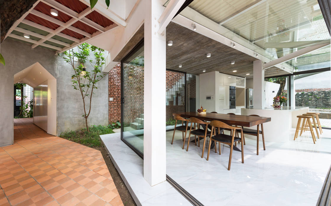 Stacking-roof House, AD+ AD+ Tropical style dining room